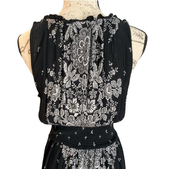 BILA dress, black and white, blouson  style, sleeveless, crinkle crepe fabric,. - Picture 3 of 7
